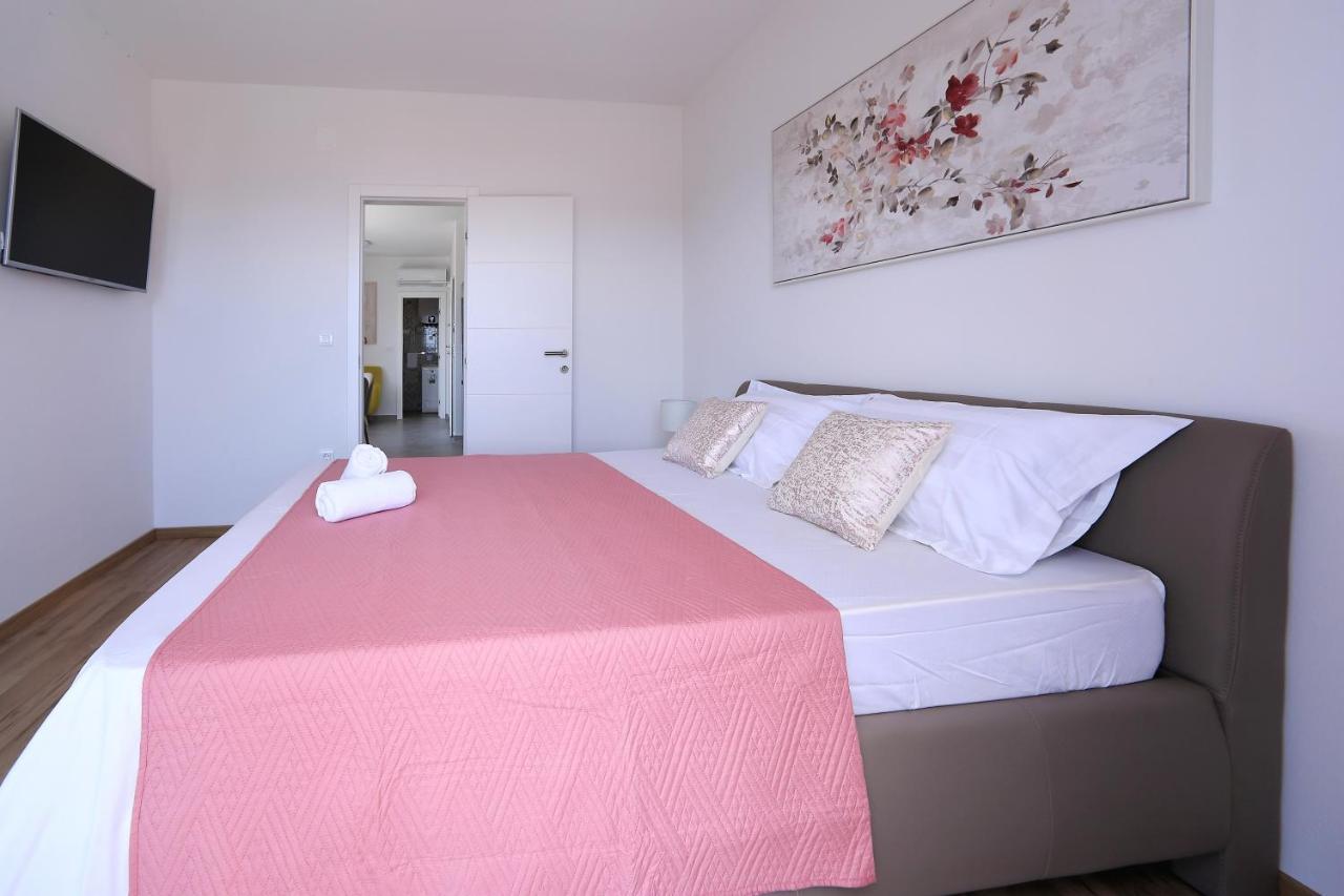 Thalia Apartment *